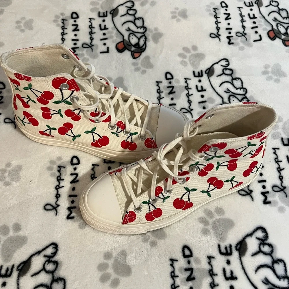 Converse 🍒 cherry high top platform Woman’s size 8 worn a few times, well loved